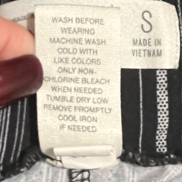 Mudd Junior’s Black/Grey Striped Flared Legs Stretchy Pants size Small - Picture 4 of 4